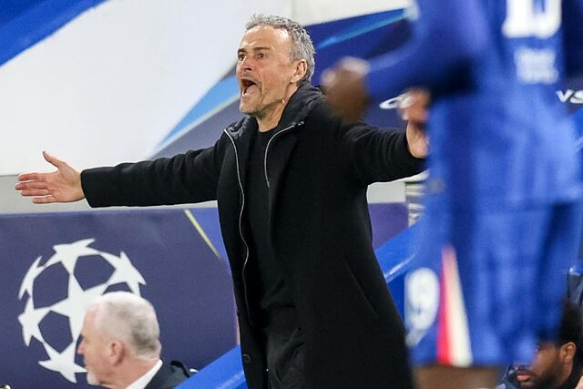 Luis Enrique pide explicaciones durante el partido contra el Chelsea.