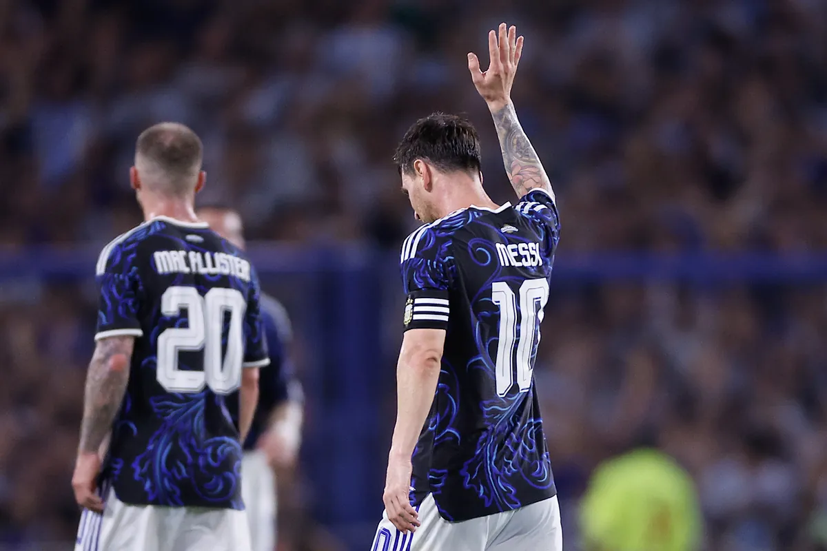 Messi selflessly hands a penalty kick to Otamendi, putting his 1,000 goal objective at risk