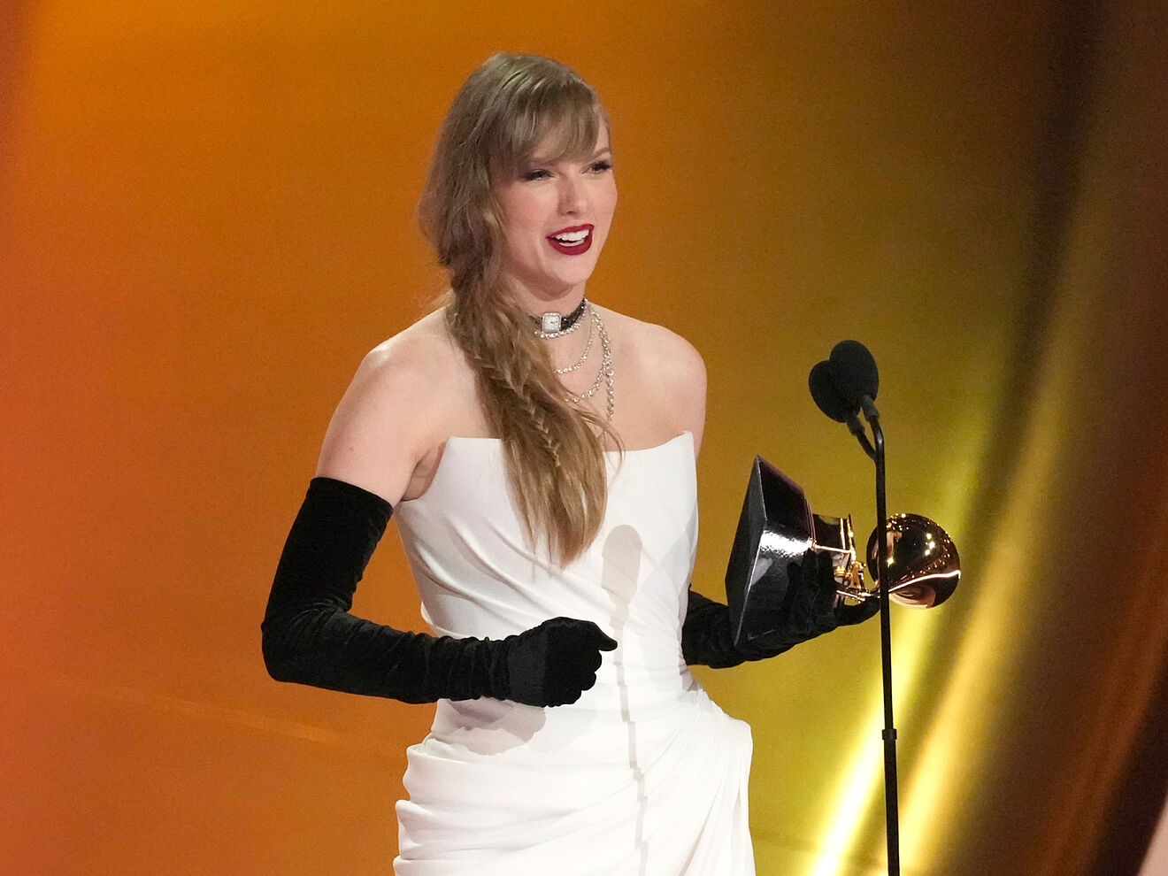 Jack White clarifies his comments about Taylor Swift's songwriting