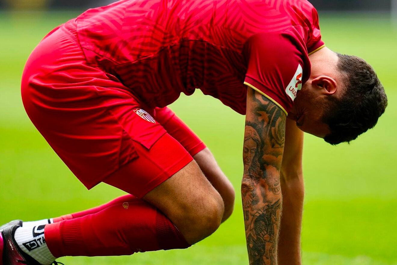 Lucas Ocampos se lamenta tras fallar el penalti.