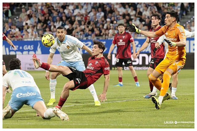Con esta chilena de espaldas Unax del Cura puso el 1-1 en el Ibercaja Estadio