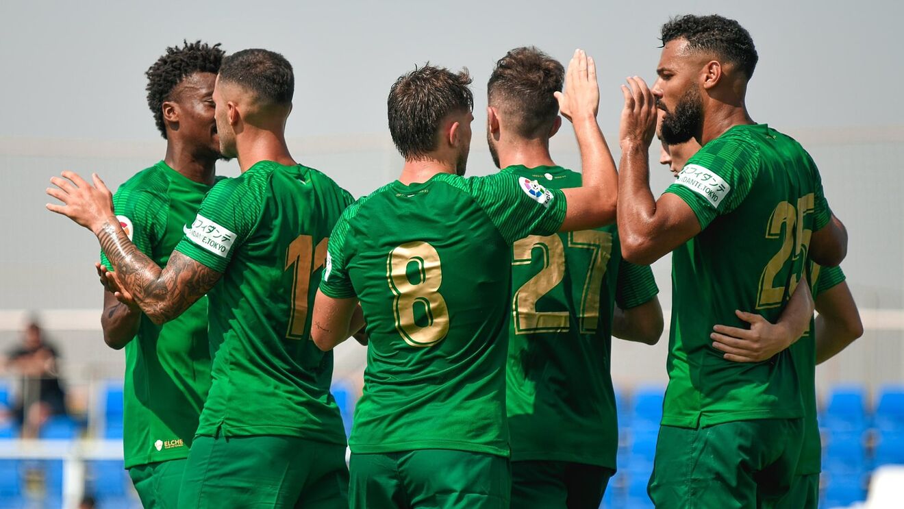 Los jugadores del Elche celebran uno de los goles ante el Legan�s. /...