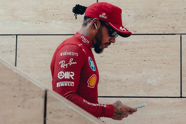 Lewis Hamilton baja unas escaleras mirando su m�vil.