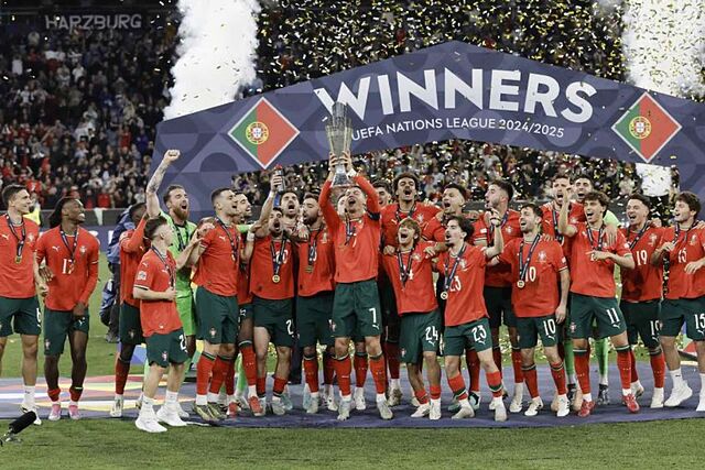 Cristiano Ronaldo levanta la Nations League lograda ante Espa�a en 2025.
