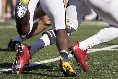 do professional soccer players wear metal cleats