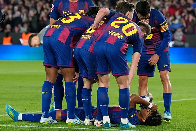 Lamine Yamal se duele en el c�sped tras lesionarse al lanzar el penalti que supuso el 1-0 al Celta.