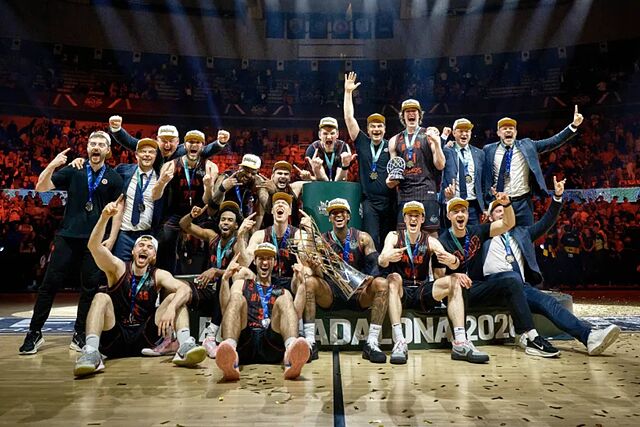 La plantilla del Rytas Vilnius celebra el t�tulo de la BCL cosechado en Badalona.