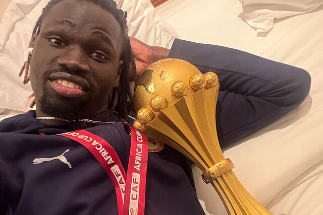 Path� Ciss posa con la Copa �frica.