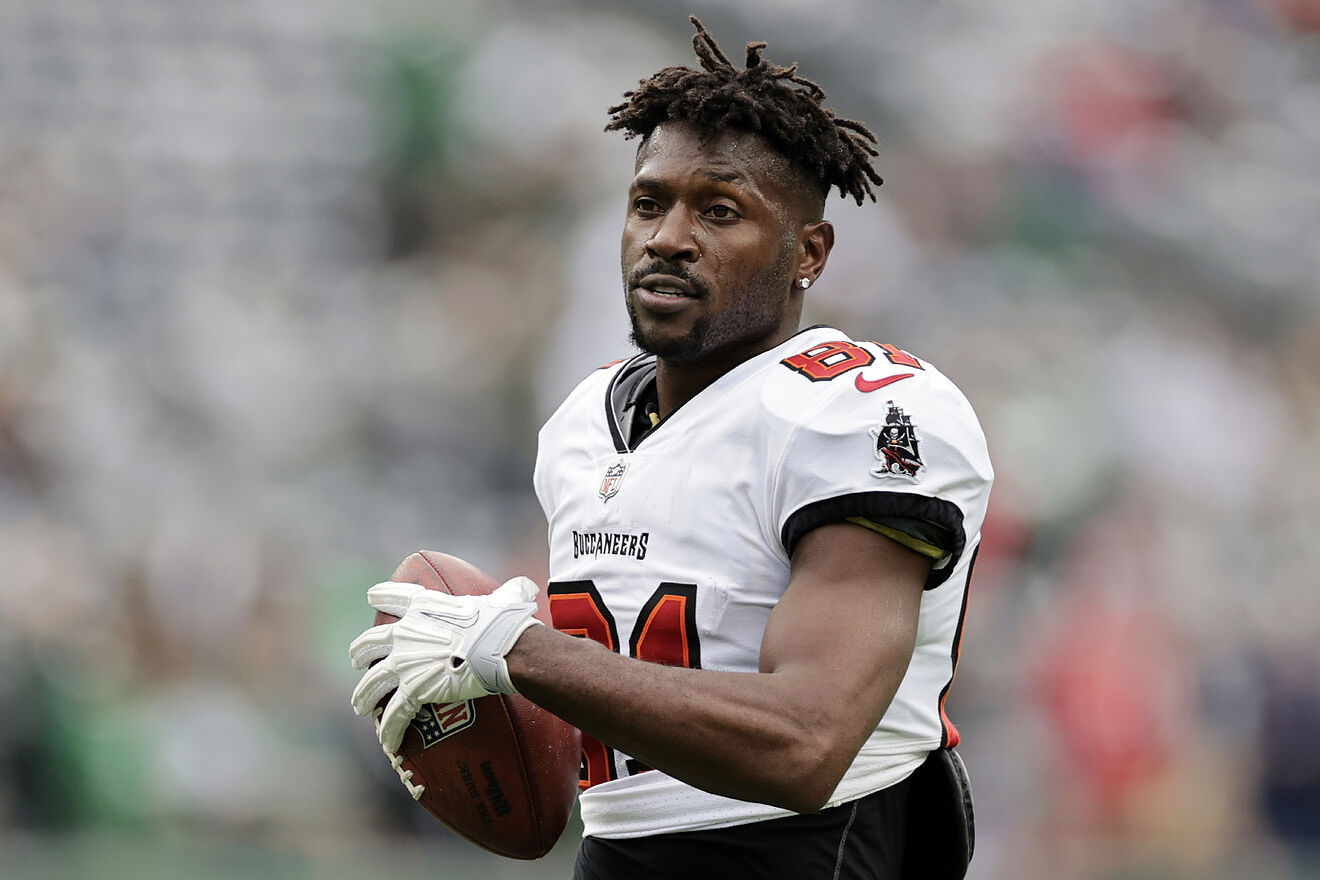 Antonio Brown joins Dillon Danis to stir up Logan Paul over fiancée's past relationships