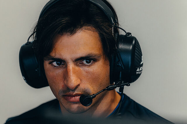 Carlos Sainz, absorto.
