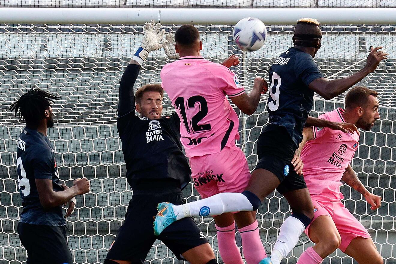 Lecomte detiene un remate de Osimhen.