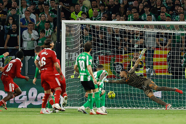 Isaac marca el 2-2 definitivo del derbi