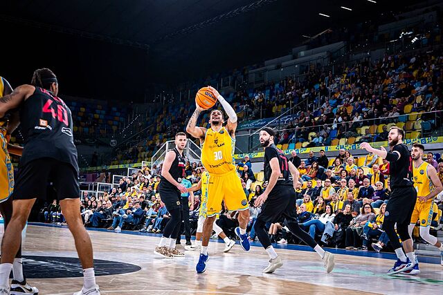 Kassius Robertson lanza a canasta.