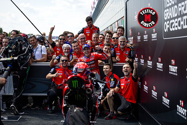 Marc M�rquez, con Ducati celebrando su victoria en Brno.