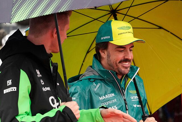 Nico H�lkenberg junto a Fernando Alonso en el Gran Premio de Gran Breta�a.