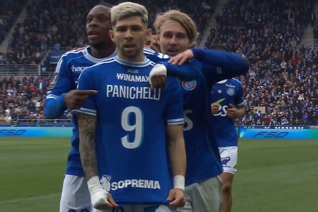 Julio Enciso muestra la camiseta de Joaqu�n Panichelli tras su gol.
