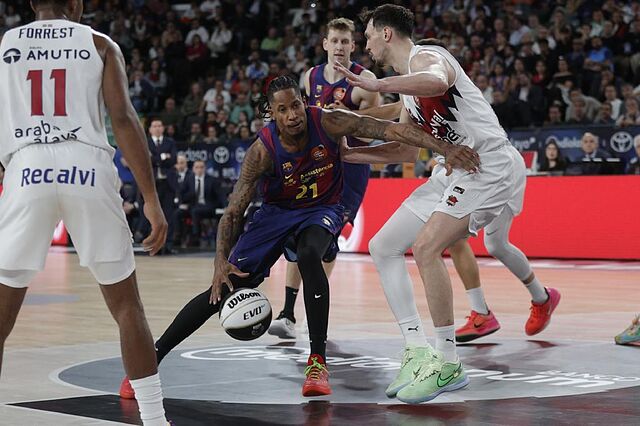 Kurucs defiende a Clyburn en las semifinales entre el Bar�a y Baskonia.