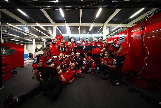Parte de Ducati celebra el podio de Marc M�rquez en Silverstone.