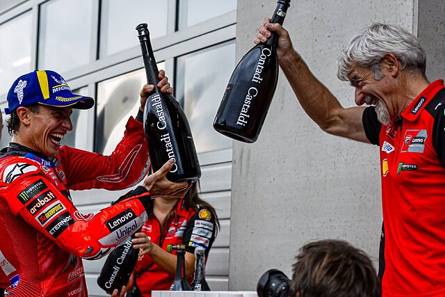 Marc M�rquez celebrando un nuevo 'doblete' en Austria.