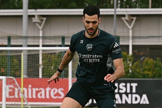 Mikel Merino, entrenando.