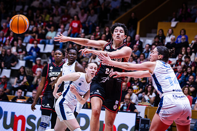 Imagen del Girona-Legan�s con un pase de Ainhoa L�pez Rodr�guez.