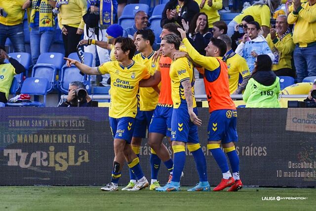 Los jugadores de Las Palmas celebran el gol  de&nbsp;Miyashiro al Granada.