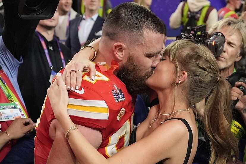 Travis Kelce's inevitable gesture whenever Taylor Swift shows up gives away the state their relationship is in | Marca