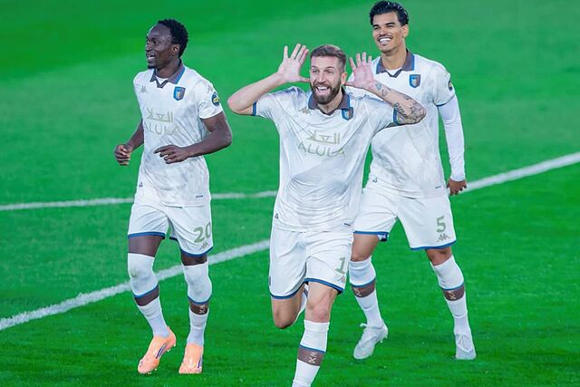 Matija Nastasic celebra su gol ante el Al-Wahda