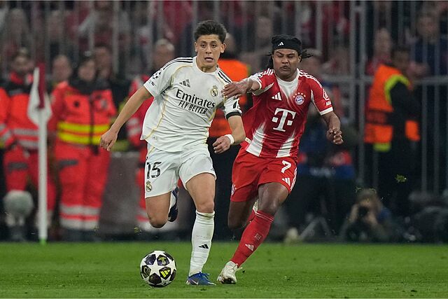 Gnabry pelea un bal�n con G�ler