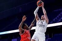 Mario Hezonja lanza a canasta en el partido a puerta cerrada ante el Hapoel Tel Aviv.