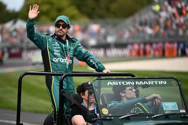 Alonso saluda en el desfile de la F1 en Melbourne.