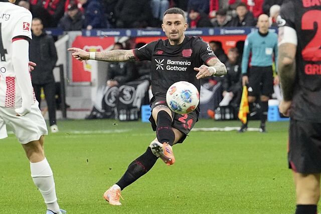 Aleix Garc�a dispara a puerta contra el Freiburg.