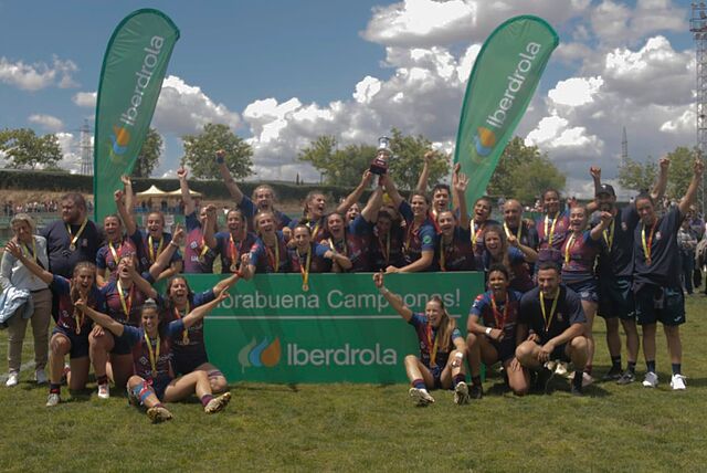 Las campeonas de Liga celebran el t�tulo /Diego Dolan/Rugby Femenino