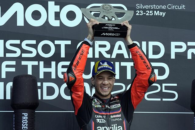 Bezzecchi, en el podio tras ganar.