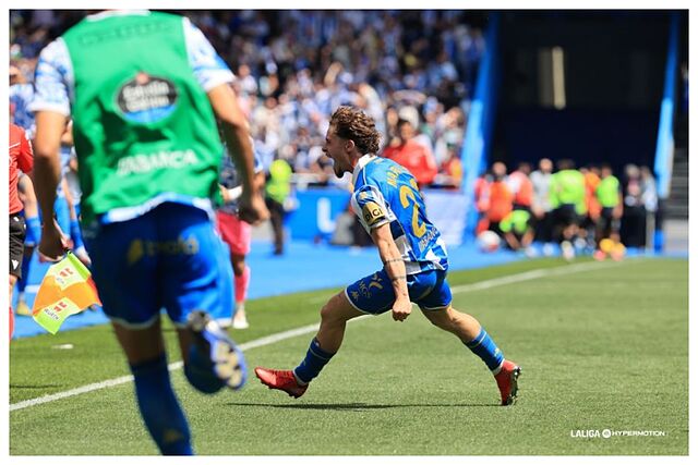 Mario Soriano celebra por todo lo alto su golazo, el del empate