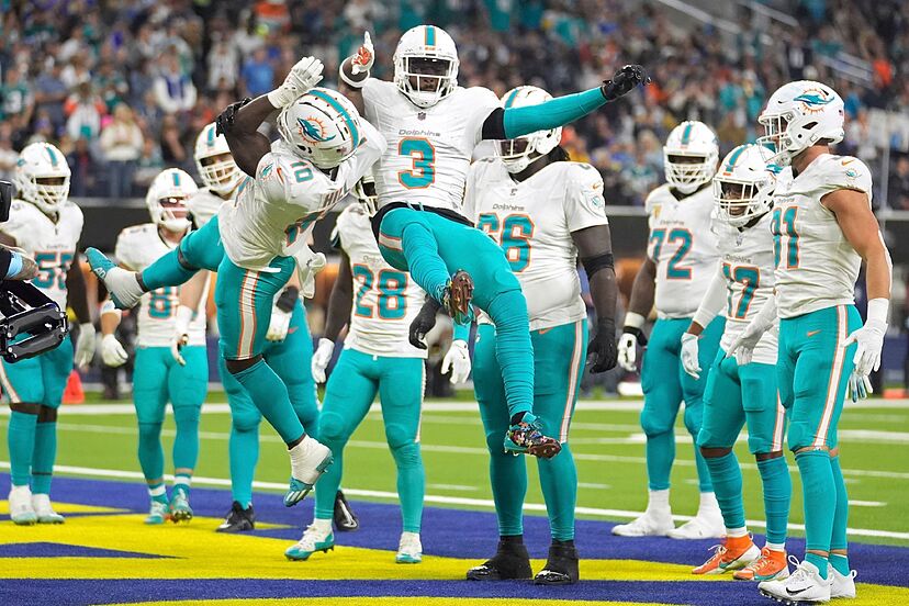 Tyreek Hill gets hit by teammate Odell Beckham Jr. after a wild touchdown celebration and instantly regrets it | Marca