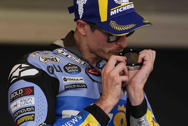 �lex M�rquez besa su medalla.