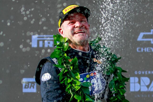 Rubens Barrichello celebrando su t�tulo de NASCAR.