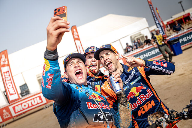 Edgar Canet, celebrando con su amigo Luciano Benavides el triunfo en el Dakar 2026.