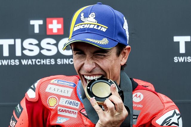 Marc M�rquez muerde la medalla de ganador del Sprint.