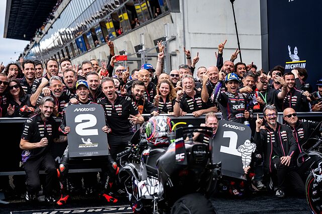 Bezzecchi y Jorge Mart�n festejan con Aprilia en Le Mans.