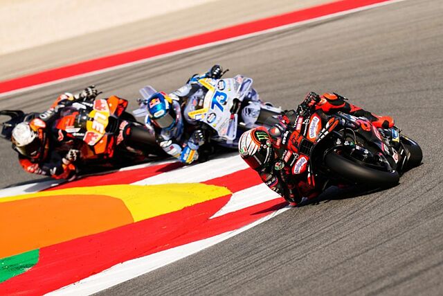 Bezzecchi, delante de �lex M�rquez y Acosta, hoy en Portimao.