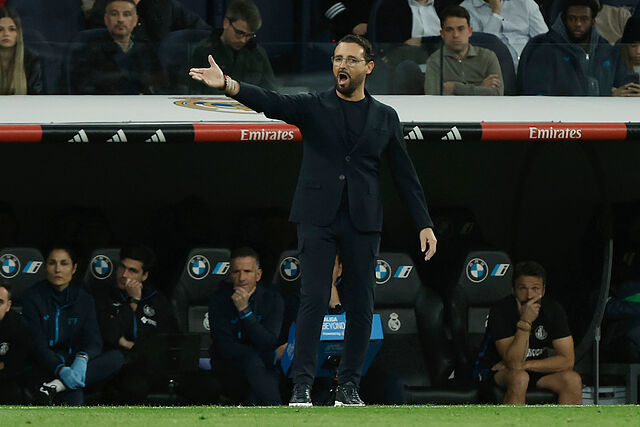 Bordal�s da instrucciones durante el partido de Liga Real Madrid-Getafe.