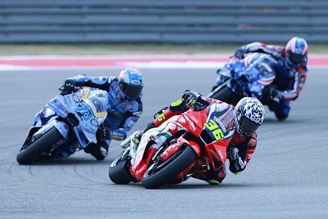 Joan Mir, delante de �lex M�rquez en Austin antes de caerse.