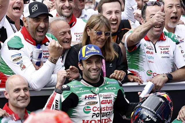 Zarco, con sus padres tras �l, en Le Mans.