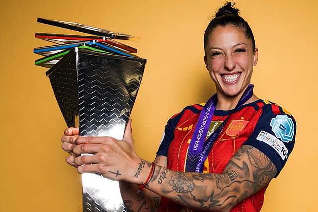 Jenni Hermoso posa con el trofeo de la Nations League 2025.