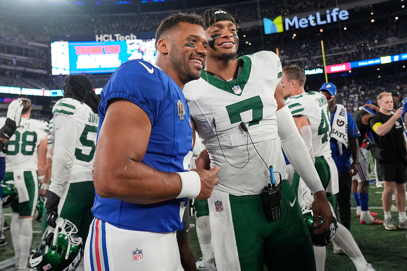 New York Giants quarterback Russell Wilson (3) and New York Jets...