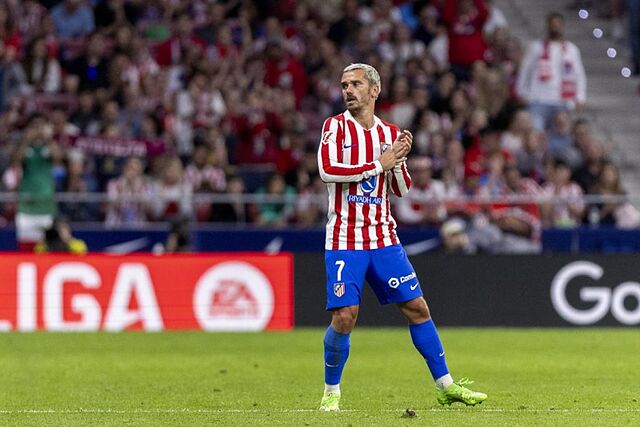 Griezmann aplaude en un momento del encuentro contra el Athletic.