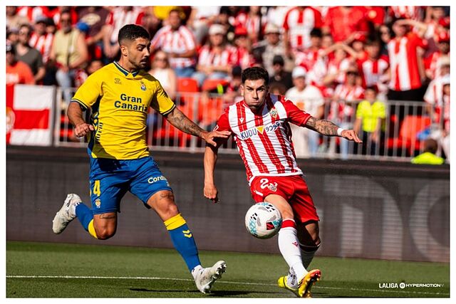 Embarba, autor del 1-0, se lleva el bal�n ante �lex Su�rez