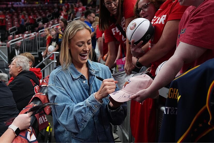 Sophie Cunningham's gesture brings Indiana Fever fans to tears | Marca